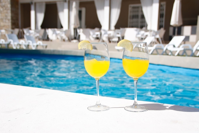 Imagen de la piscina del Hotel Unike Artic. Foto 15