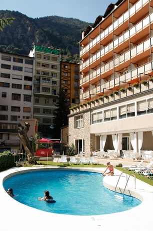Imagen de la piscina del Hotel Unike Artic. Foto 17