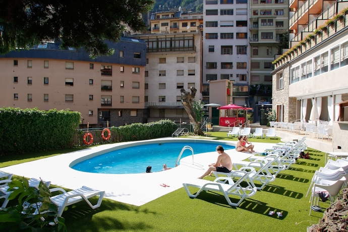 Imagen de la piscina del Hotel Unike Artic. Foto 18