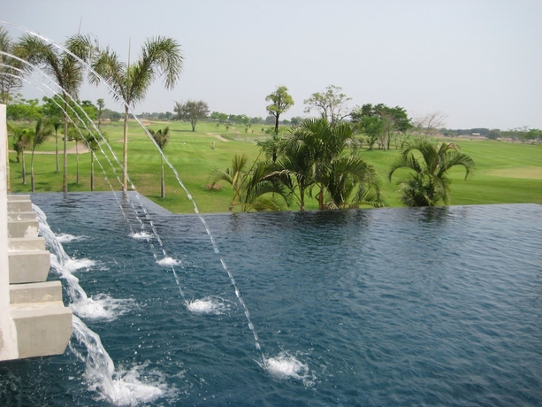 Imagen de la piscina del Hotel Uniland Golf and Resort. Foto 17