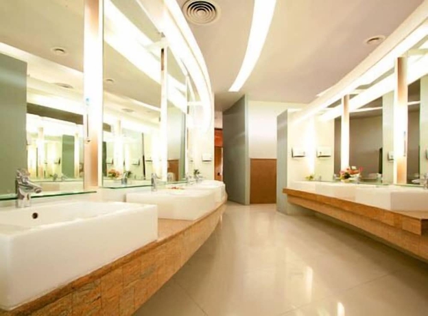 Imagen de la piscina del Hotel Uniland Golf and Resort. Foto 19