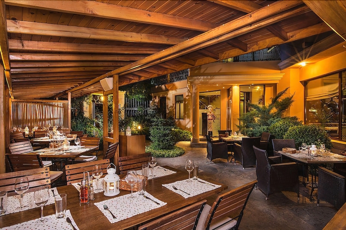 Imagen del bar/restaurante del Hotel Uniqato. Foto 2