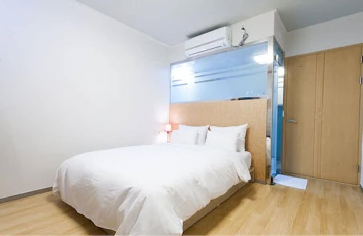 Imagen de la habitación del Hotel Uniqstay. Foto 15