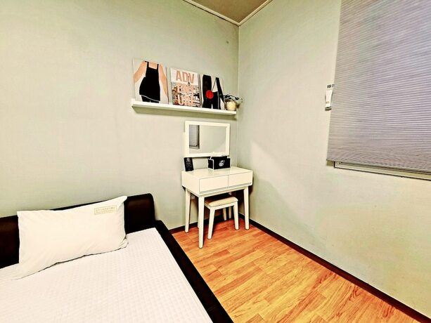 Imagen de la habitación del Hotel Uniqstay. Foto 16