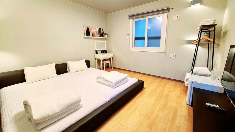 Imagen de la habitación del Hotel Uniqstay. Foto 22