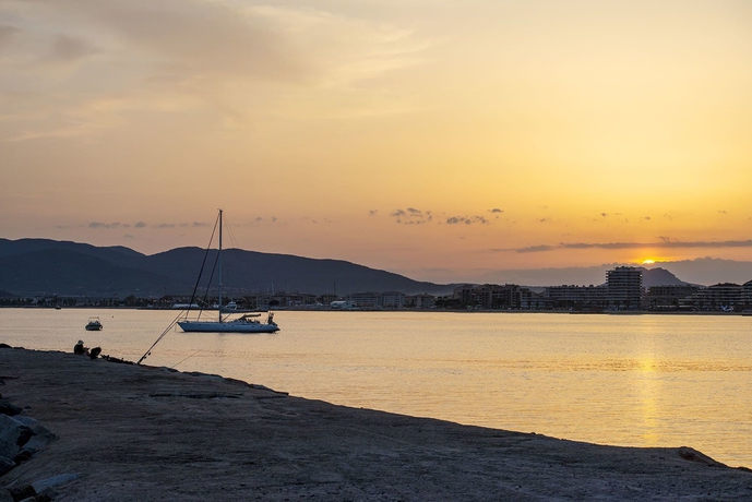 Imagen de los exteriores del Hotel Unique and Residence. Foto 16