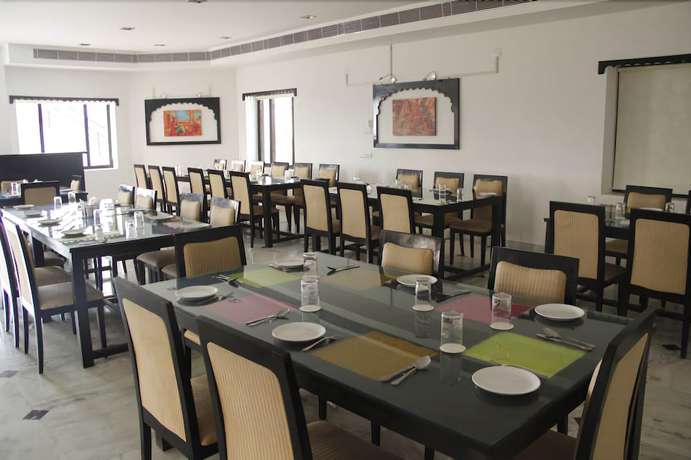Imagen del bar/restaurante del Hotel United-21 Lake City Resort. Foto 3