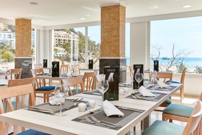 Imagen del bar/restaurante del Hotel Universal Castell Royal. Foto 2