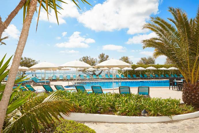 Imagen de la piscina del Hotel Universal Castell Royal. Foto 15