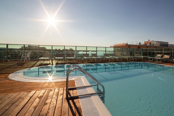Imagen de la piscina del Hotel Universal, Cattolica. Foto 17