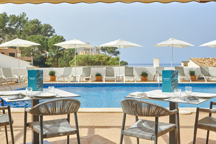 Imagen de la piscina del Hotel Universal Don Camilo. Foto 16