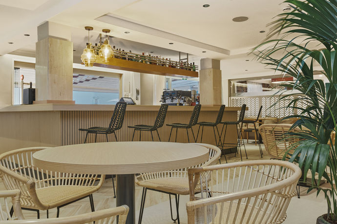 Imagen del bar/restaurante del Hotel Universal Don Camilo. Foto 2