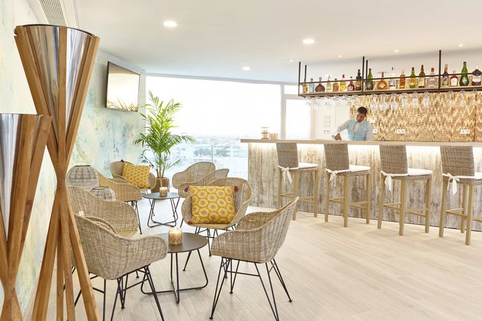 Imagen del bar/restaurante del Hotel Universal Perla. Foto 12