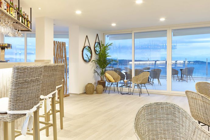 Imagen del bar/restaurante del Hotel Universal Perla. Foto 13