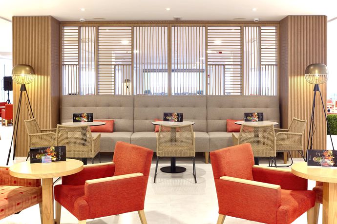 Imagen del bar/restaurante del Hotel Universal Perla. Foto 14