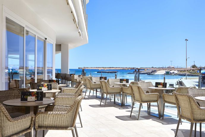 Imagen del bar/restaurante del Hotel Universal Perla. Foto 15