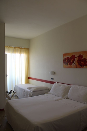 Imagen de la habitación del Hotel Universal, Senigallia. Foto 3