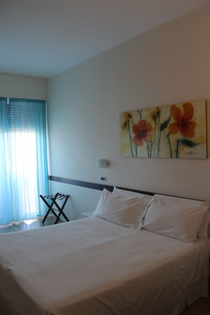 Imagen de la habitación del Hotel Universal, Senigallia. Foto 13