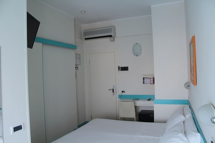 Imagen de la habitación del Hotel Universal, Senigallia. Foto 14