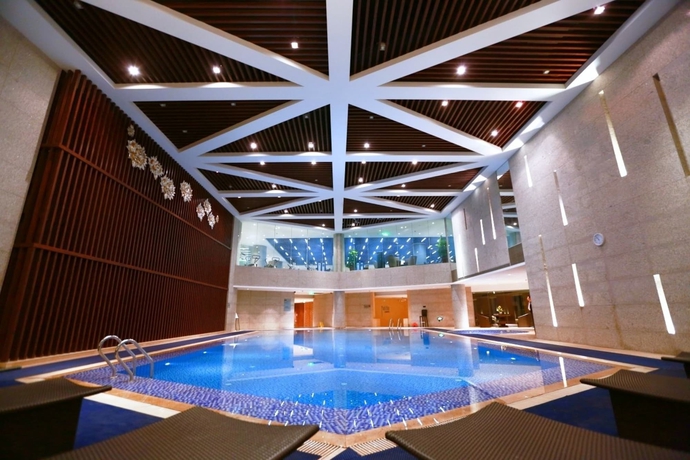 Imagen de la piscina del Hotel Universal Urumqi. Foto 19