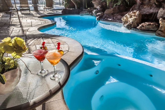 Imagen de la piscina del Hotel Universel. Foto 15