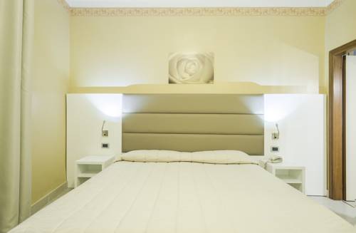 Imagen de la habitación del Hotel University. Foto 5