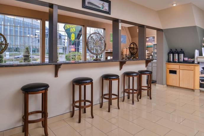 Imagen de los interiores del Hotel University Inn And Suites. Foto 20