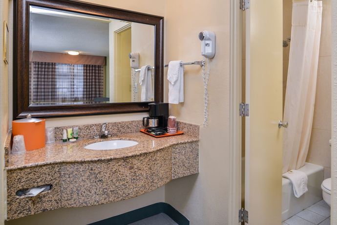 Imagen de la habitación del Hotel University Inn And Suites. Foto 17