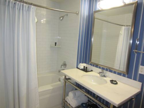 Imagen de la habitación del Hotel University Plaza Waterfront. Foto 3