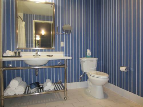 Imagen de la habitación del Hotel University Plaza Waterfront. Foto 4