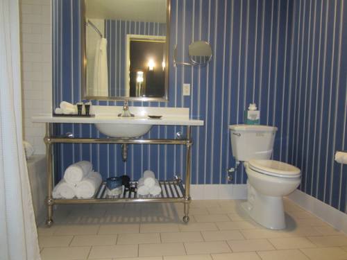 Imagen de la habitación del Hotel University Plaza Waterfront. Foto 5