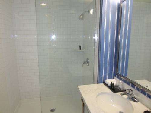 Imagen de la habitación del Hotel University Plaza Waterfront. Foto 6