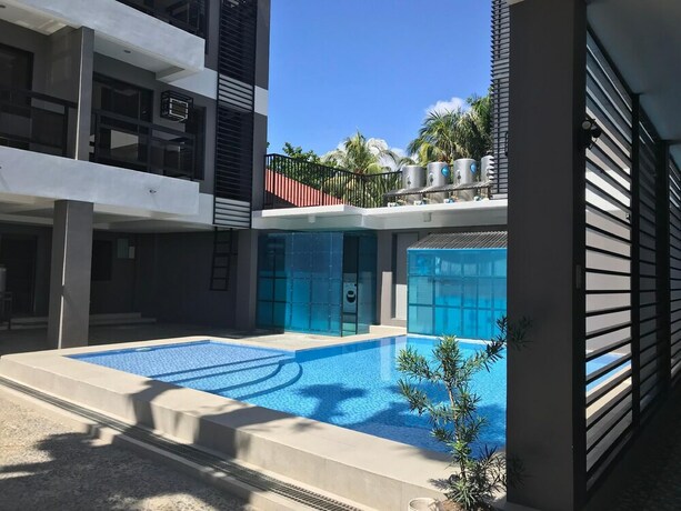 Imagen de la piscina del Hotel Unwnd Residences Dumaguete. Foto 17