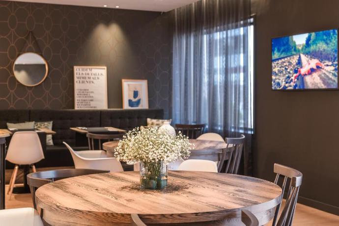 Imagen de los interiores del Hotel Up Rooms Vic. Foto 17