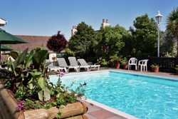 Imagen de la piscina del Hotel Uplands Apartments. Foto 8