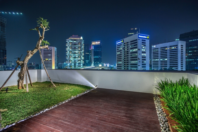 Imagen de los exteriores del Hotel Upscale Suites. Foto 12