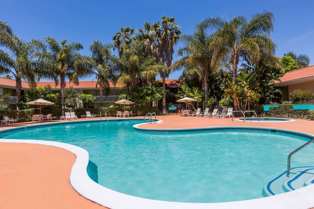 Imagen de la piscina del Hotel Uptown Oasis San Jose Airport. Foto 20