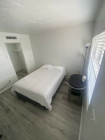 Imagen de la habitación del Hotel Uptown Suites. Foto 14