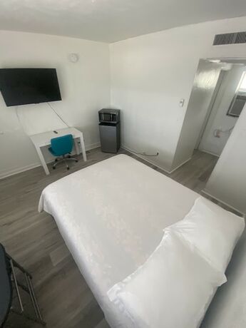 Imagen de la habitación del Hotel Uptown Suites. Foto 19