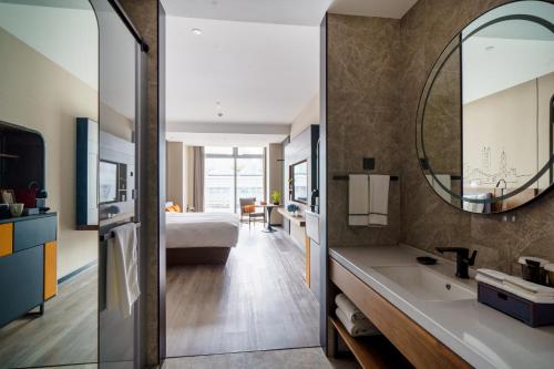 Imagen de la habitación del Hotel UrCove by HYATT Futian CBD. Foto 14