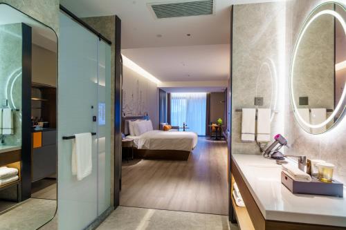Imagen de la habitación del Hotel UrCove by HYATT Futian CBD. Foto 16