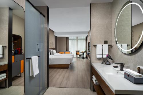 Imagen de la habitación del Hotel UrCove by HYATT Futian CBD. Foto 19