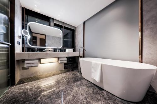 Imagen de la habitación del Hotel UrCove by HYATT Shenzhen Luohu. Foto 18