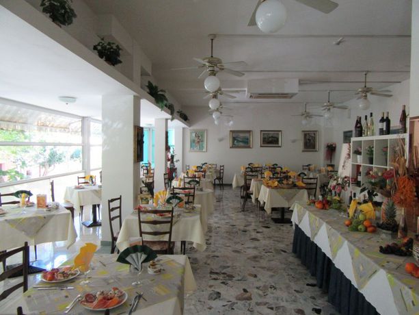 Imagen del bar/restaurante del Hotel Urania Nuova Gestione. Foto 5