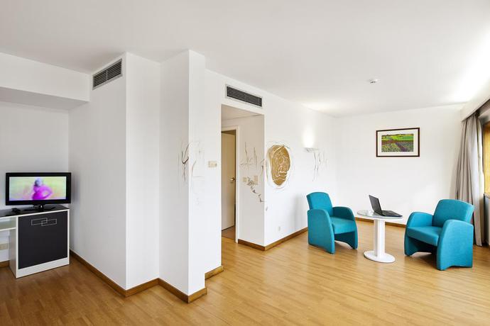 Imagen de la habitación del Hotel Urban Amadeos. Foto 3