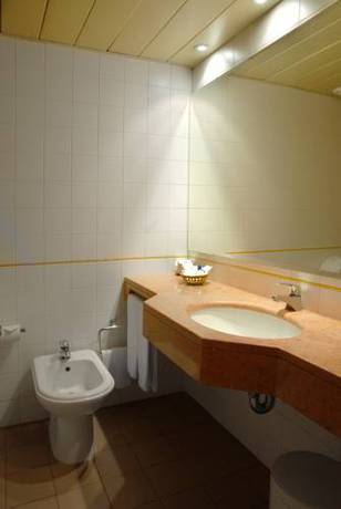 Imagen de la habitación del Hotel Urban Amadeos. Foto 5