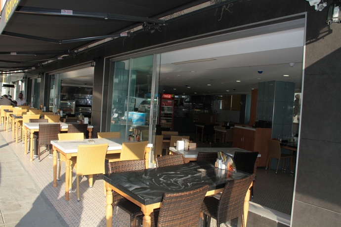 Imagen del bar/restaurante del Hotel Urban Bomonti. Foto 4