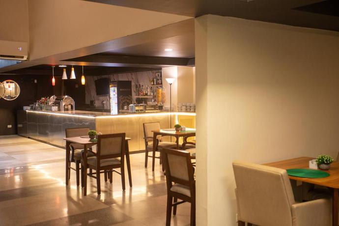 Imagen del bar/restaurante del Hotel Urban Green & Suites. Foto 2