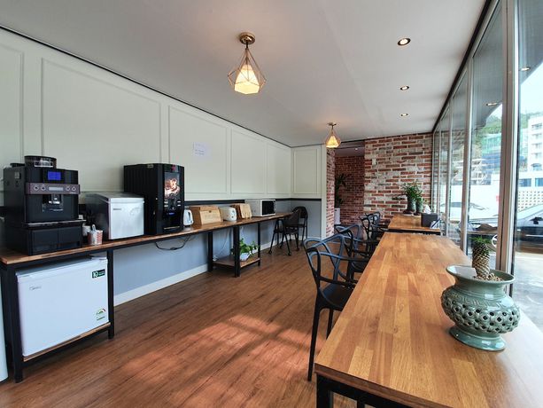 Imagen del bar/restaurante del Hotel Urban Island. Foto 2