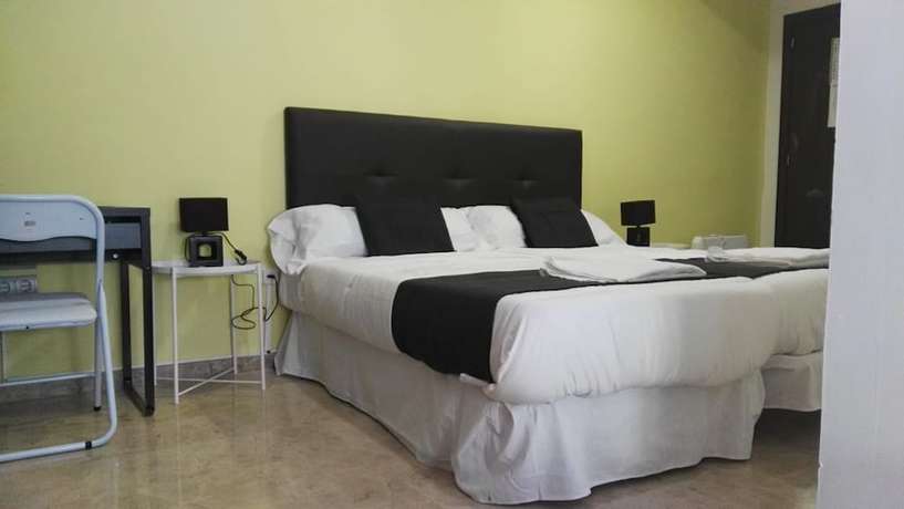 Imagen de la habitación del Hotel Urban Rooms Alicante. Foto 3